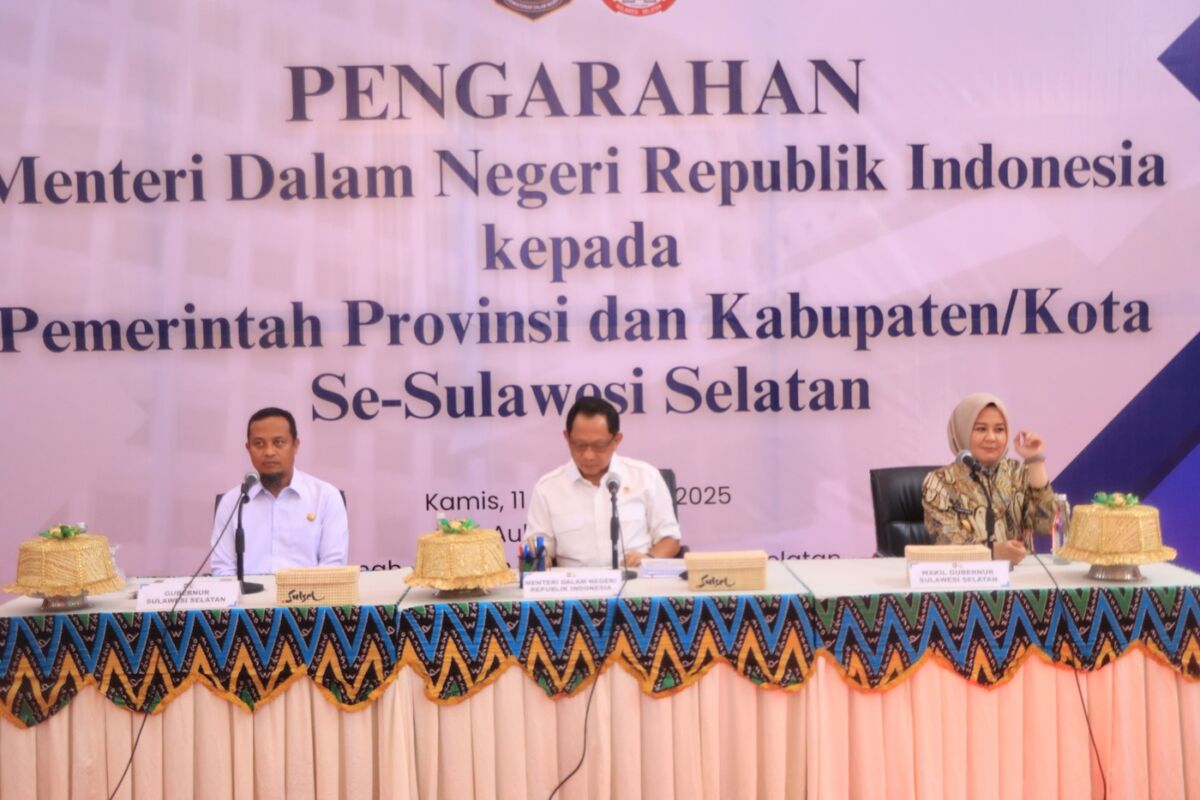 JAGA STABILITAS -- Bupati Pinrang HA Irwan Hamid saat menghadiri pengarahan Menteri Dalam Negeri Muh Tito Karnavian di Baruga Asta Cita, Rumah Jabatan Gubernur Sulsel, Kamis (11/9). Irwan siap menjaga stabilitas daerah. 
