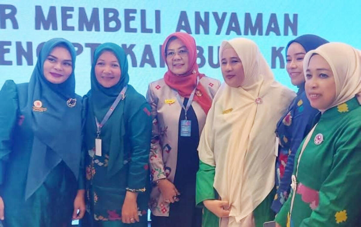 PASAR GLOBAL -- Ketua Dekranasda Kabupaten Pinrang, Ny. Sri Widiati A. Irwan foto besama usai mengikuti  Rakernas Dekranas 2025 di Jakarta Utara, Selasa (24/9). Dia menegaskan komitmennya menjadikan Dekranasda sebagai motor penggerak dalam pengembangan usaha para pelaku kerajinan. 
