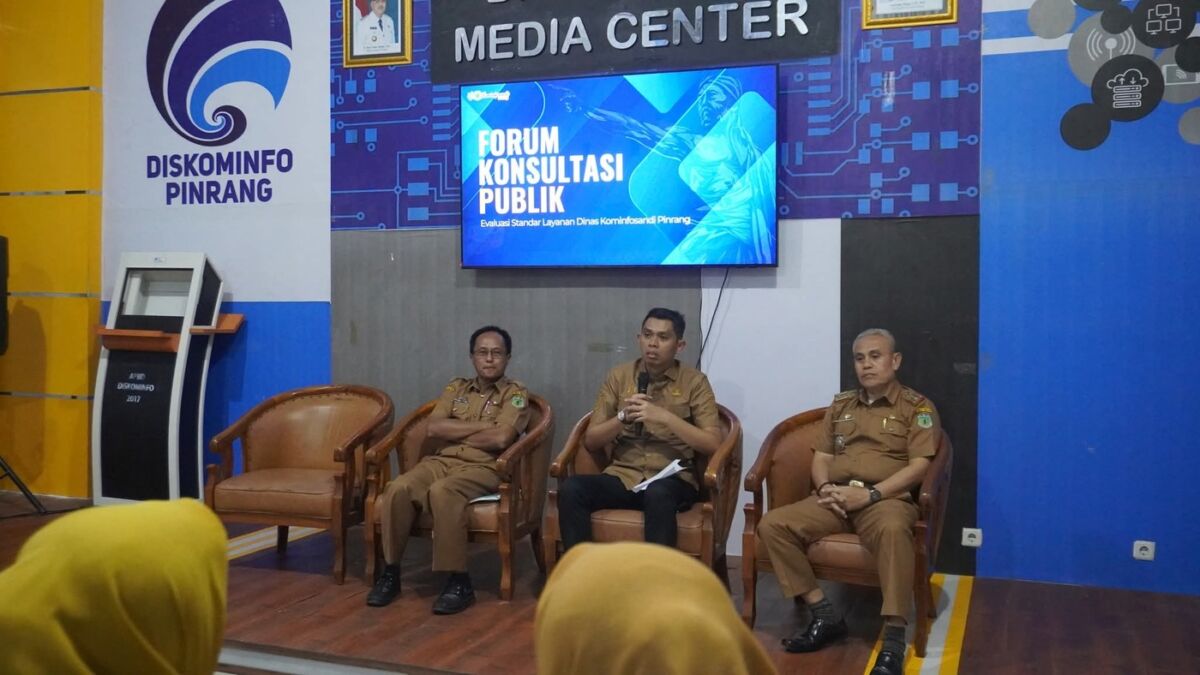FORUM -- Dinas Komunikasi, Informatika dan Persandian (Kominfosandi) Kabupaten Pinrang menggelar Forum Konsultasi Publik Evaluasi Standar Layanan di ruang Media Center Diskominfosandi, Selasa (9/9).