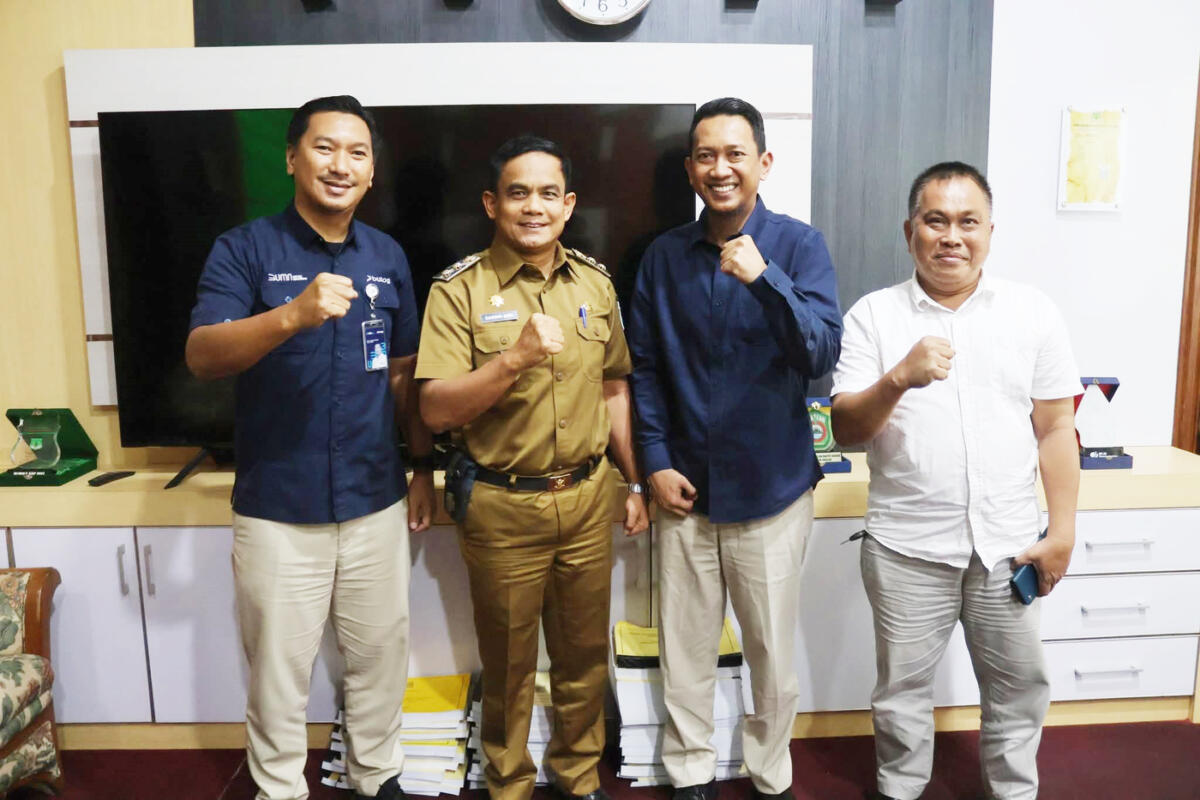 HARGA STABIL Wakil Bupati Pinrang, Sudirman Bungi saat menerima audiensi Badan Urusan Logistik (Bulog) dan Perkumpulan Penggilingan Padi & Pengusaha Beras Indonesia (Perpadi) di ruang kerjanya, Selasa (23/9).  Sudirman memastikan harga stabil pascapanen.