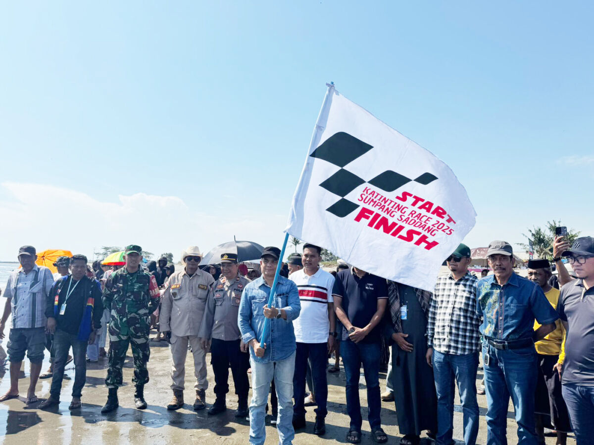 PARIWISATA LOKAL -- Wakil Bupati Pinrang, Sudirman Bungi membuka secara resmi ajang Katinting Race Series Sumpang Saddang 2025, Sabtu (6/9). 
