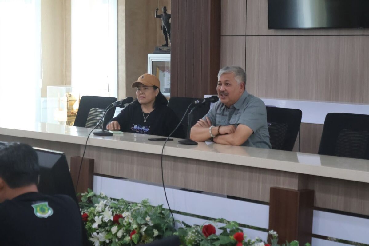 LAYANAN KESEHATAN -- Bupati Pinrang, HA Irwan Hamid didampingi Kadis Kesehatan saat menyampaikan kesiapan tim yang terdiri dari dokter, perawat, hingga tenaga kesehatan lainnya untuk jemput bola  terhadap layanan kesehatan.