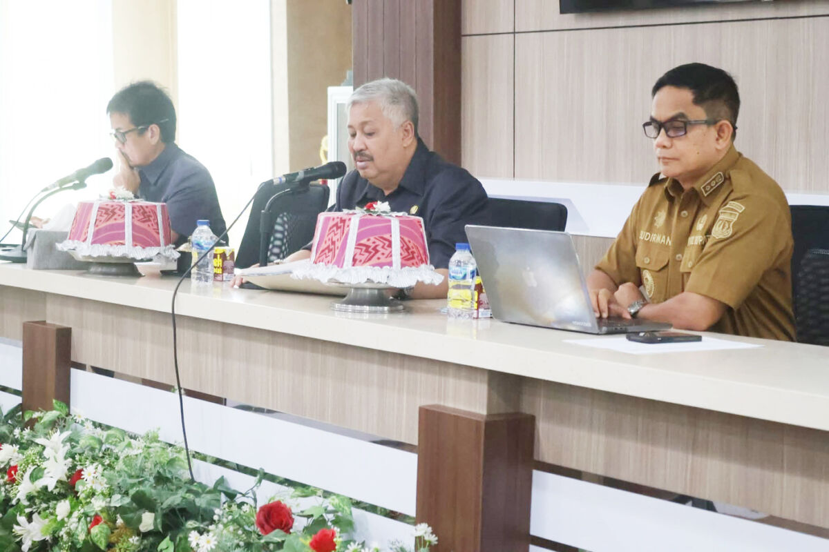RAKOR -- Bupati Pinrang HA Irwan Hamid memimpin rapat koordinasi (Rakor) Pembangunan Infrastruktur di Ruang Rapat Bupati Pinrang, Selasa (16/9). 
