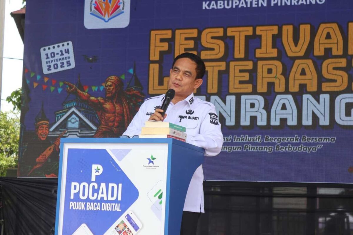 FESTIVAL -- Wakil Bupati Pinrang, Sudirman Bungi usai membuka Festival Literasi Tahun 2025 di Halaman Kantor Dinas Perpustakaan dan Kearsipan Kabupaten Pinrang, Rabu (10/9).