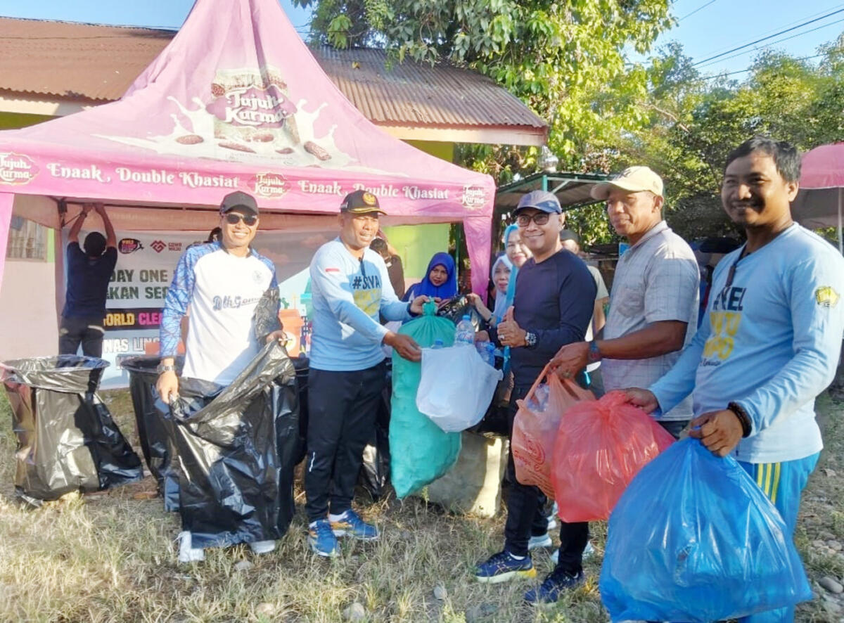 IST
SAMPAH PLASTIK -- Warga Kelurahan Bontonompo menyerahkan sampah plastik kumpulannya ke bank sampah disaksikan Kadis DLH Gowa. 
