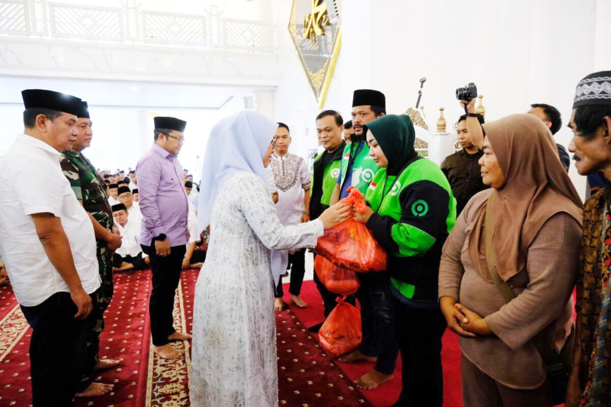 IST
SEMBAKO -- Bupati Gowa, Husniah Talenrang, menyerahkan simbolis paket sembako kepada perwakilan driver ojol dan KME di Gowa.
