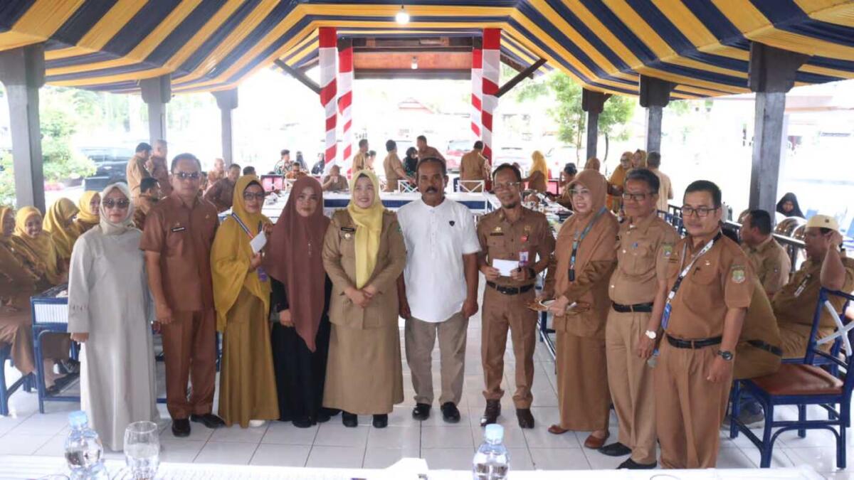 MUSYAWARAH -- Wakil Bupati Sidrap Nurkanaah menekankan pentingnya kenyamanan lingkungan belajar. Dia menekankan hal itu saat memimpin MKKS SMP negeri dan swasta se-Kabupaten Sidrap, Selasa (23/9).
