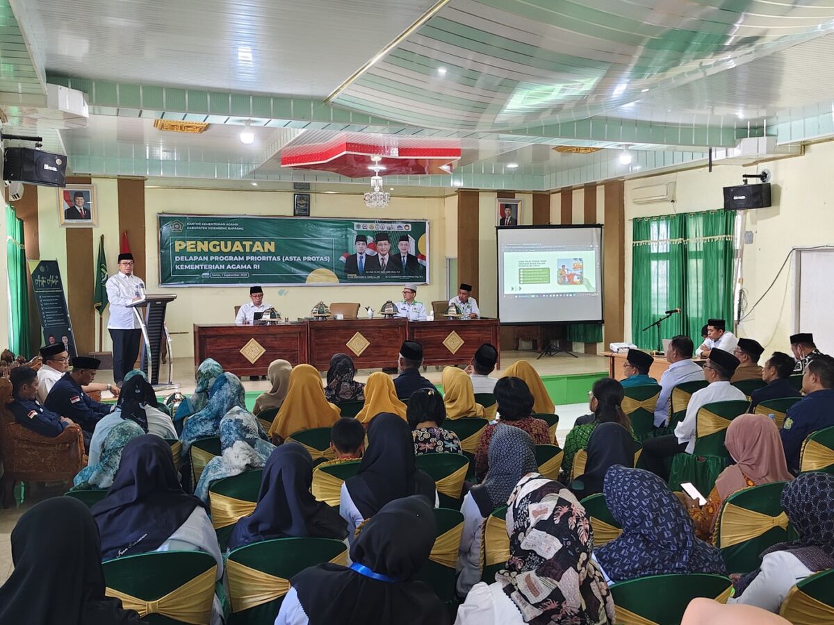 TETAP DAMAI -- Kementerian Agama RI penguatan delapan program prioritas Asta Protas di Aula Kantor Kemenag Sidrap, Senin (1/9). Staf Ahli Menag H Bunyamin Yapid meminta jajaran Kemenag menjaga daerah agar tetap damai.   