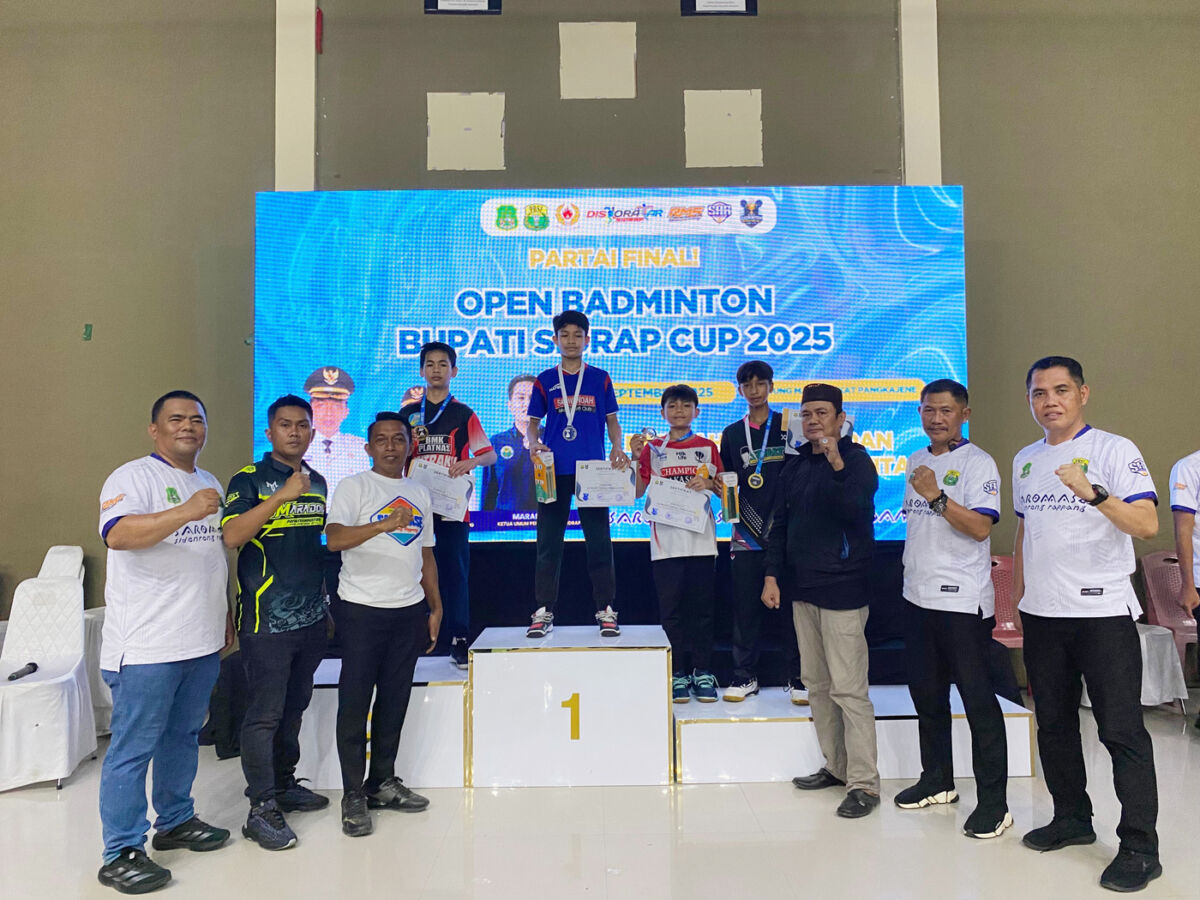 BERAKHIR -- Bupati Sidrap H Syaharuddin Alrif menyerahkan hadiah kepada pemenang usai resmi menutup Turnamen Badminton Bupati Sidrap Cup 2025 di Gedung Masyarakat Pangkajene, Kecamatan Maritengngae, Sabtu (6/9). 