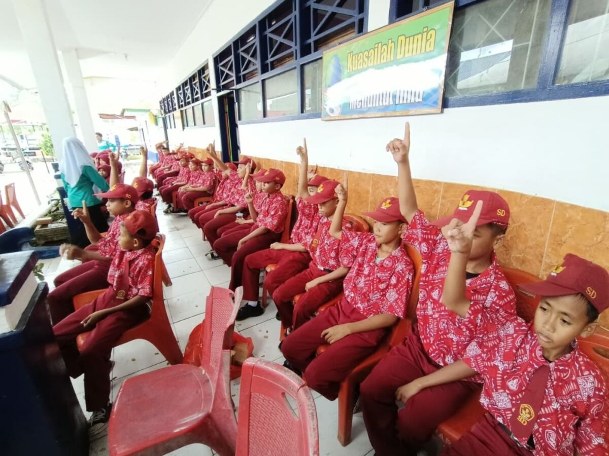 EDUKASI -- Pengurus DWP Kabupaten Sidrap menggelar kegiatan B2SA Goes to School yang digelar di SDN 1 Massepe, Kecamatan Tellu Limpoe, Rabu (10/9). 
