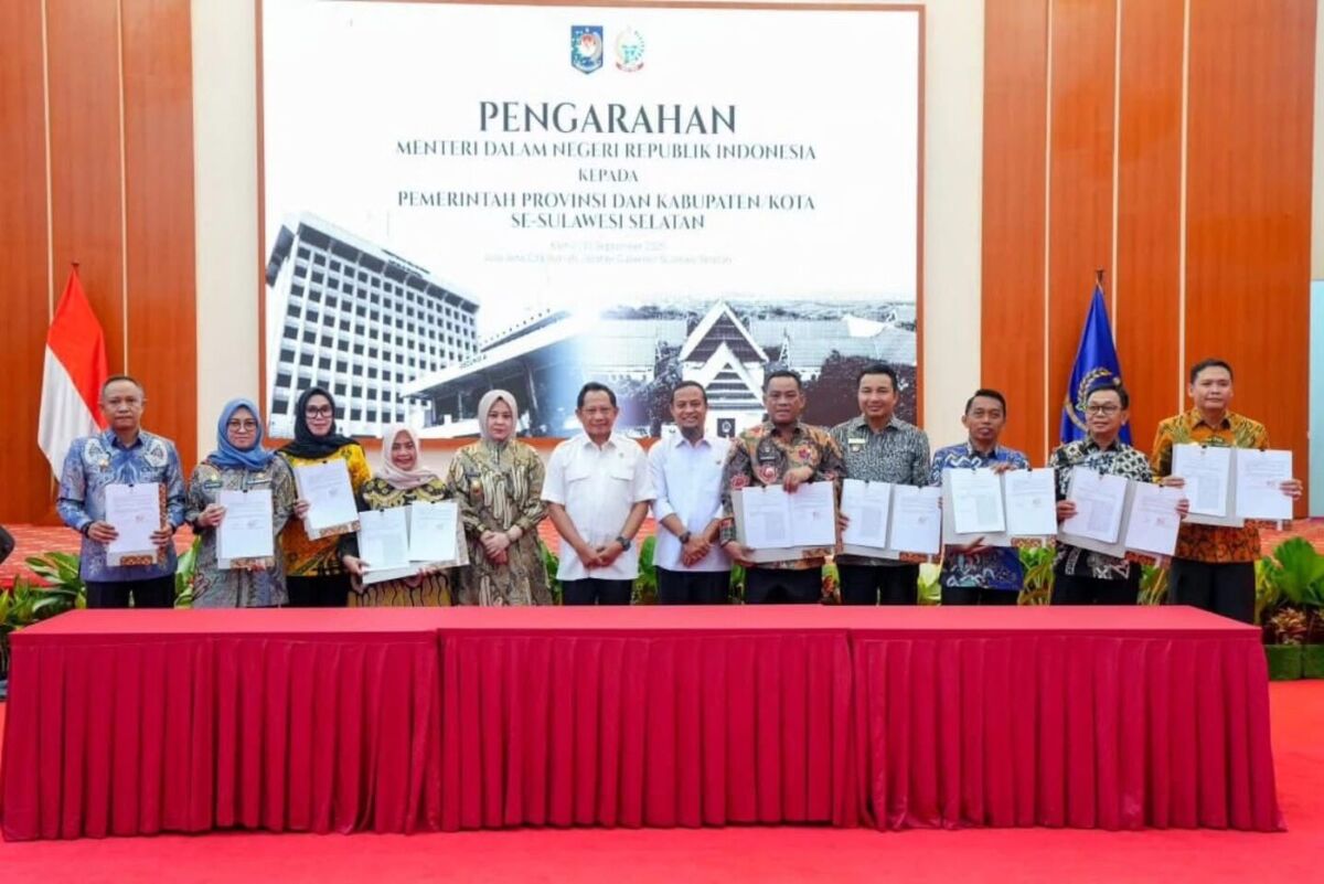 DIPUJI MENDAGRI -- Bupati Sidrap H Syaharuddin Alrif foto bersama  Mendagri Tito Karnavian dan Gubernur Sulsel Andi Sudirman Sulaiman usai Rakor bersama seluruh kepala daerah se-Sulsel di Aula Asta Cita, Rujab Gubernur Sulsel, Kamis (11/9).
