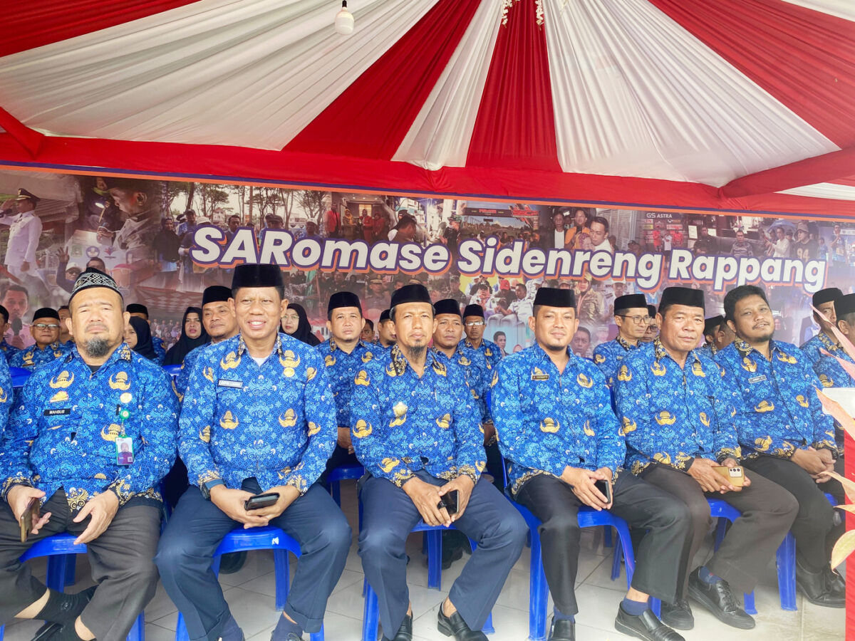 INTEGRITAS -- Wabup Sidrap H. Nurkanaah menekankan pentingnya kedisiplinan Aparatur Sipil Negara (ASN) saat memimpin Upacara Integritas tingkat Kabupaten Sidrap, di Lapangan Kompleks SKPD Sidrap, Rabu (17/9). 
