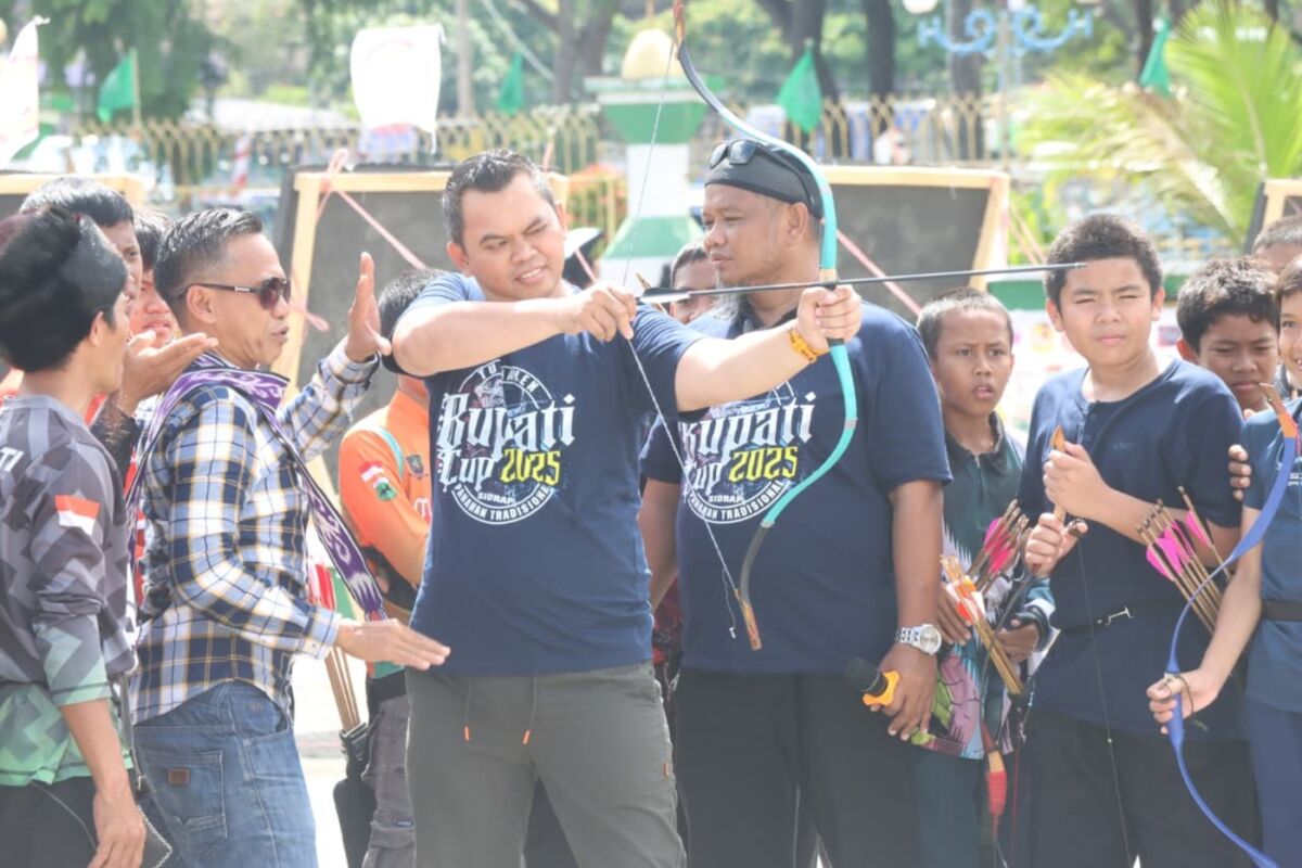 TURNAMEN --  Bupati Sidrap H. Syaharuddin Alrif foto bersama usai membuka turnamen Panahan Tradisional Bupati Cup 2025 menyambut Haornas di pelataran Masjid Agung Sidrap, Minggu (7/9) pagi. 
