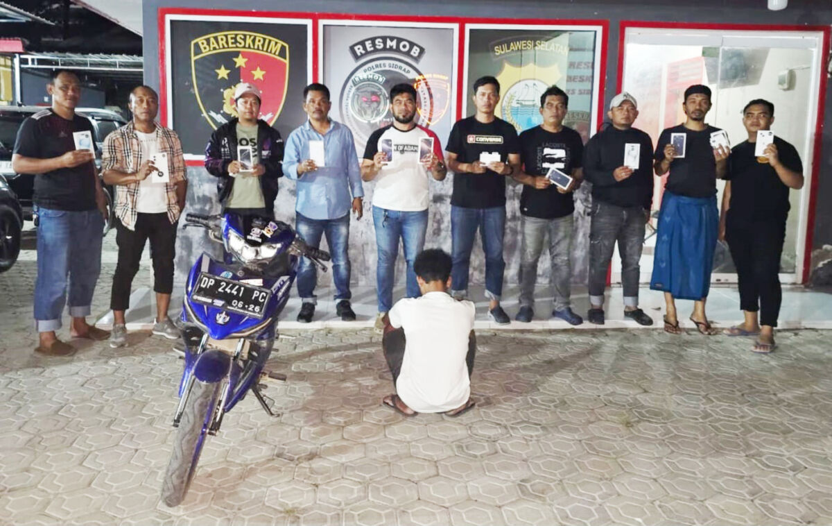 DISEL -- Pelaku pencurian 11 unit handphone merek iPhone senilai Rp 150 juta dari berbagai tipe di Jalan Jenderal Sudirman, Kecamatan Maritengngae Kabupaten Sidrap ditangkap dan langsung digiring ke ruang Sel Polres Sidrap.