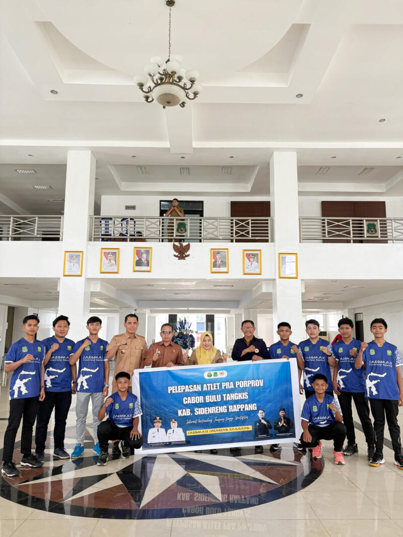LEPAS ATLET -- Wakil Bupati Sidrap, Hj. Nurkanaah resmi melepas keberangkatan 47 atlet dari tiga cabang olahraga (cabor) untuk mengikuti Pra Pekan Olahraga Provinsi (Pra Porprov) Sulawesi Selatan 2025 di ruang rapat lantai III Kantor Bupati Sidrap, Senin (22/9). 