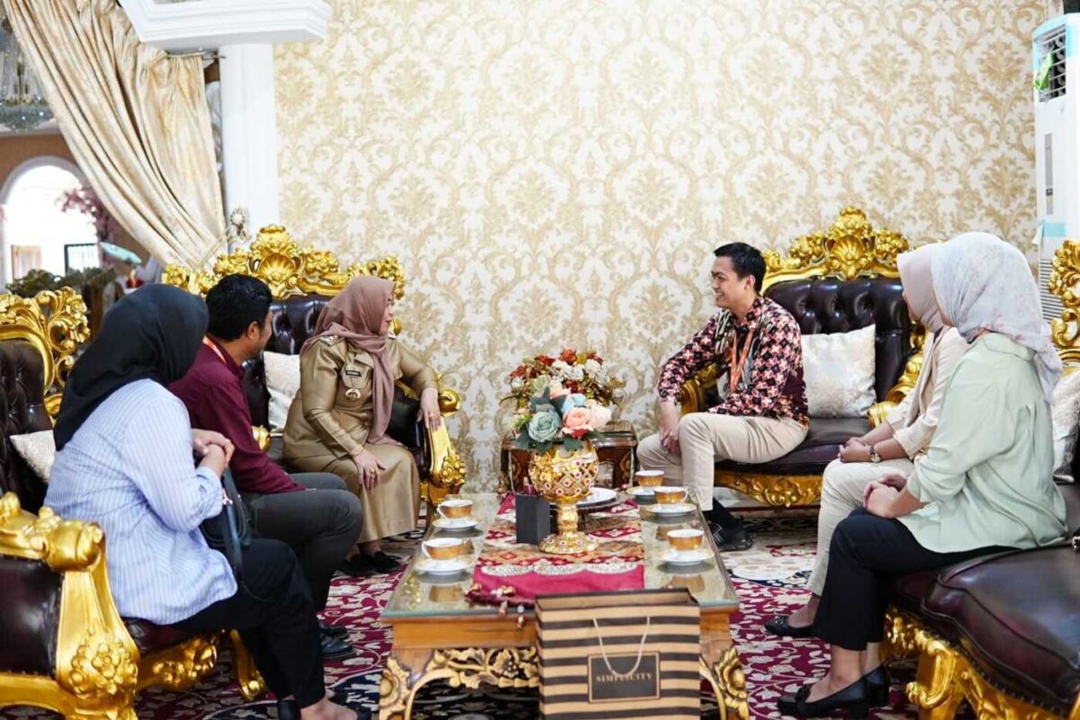 AUDIENSI -- Bupati Hj. Ratnawati Arif saat menerima audiensi dari National Paralympic Committee (NPC) Indonesia Kabupaten Sinjai 
