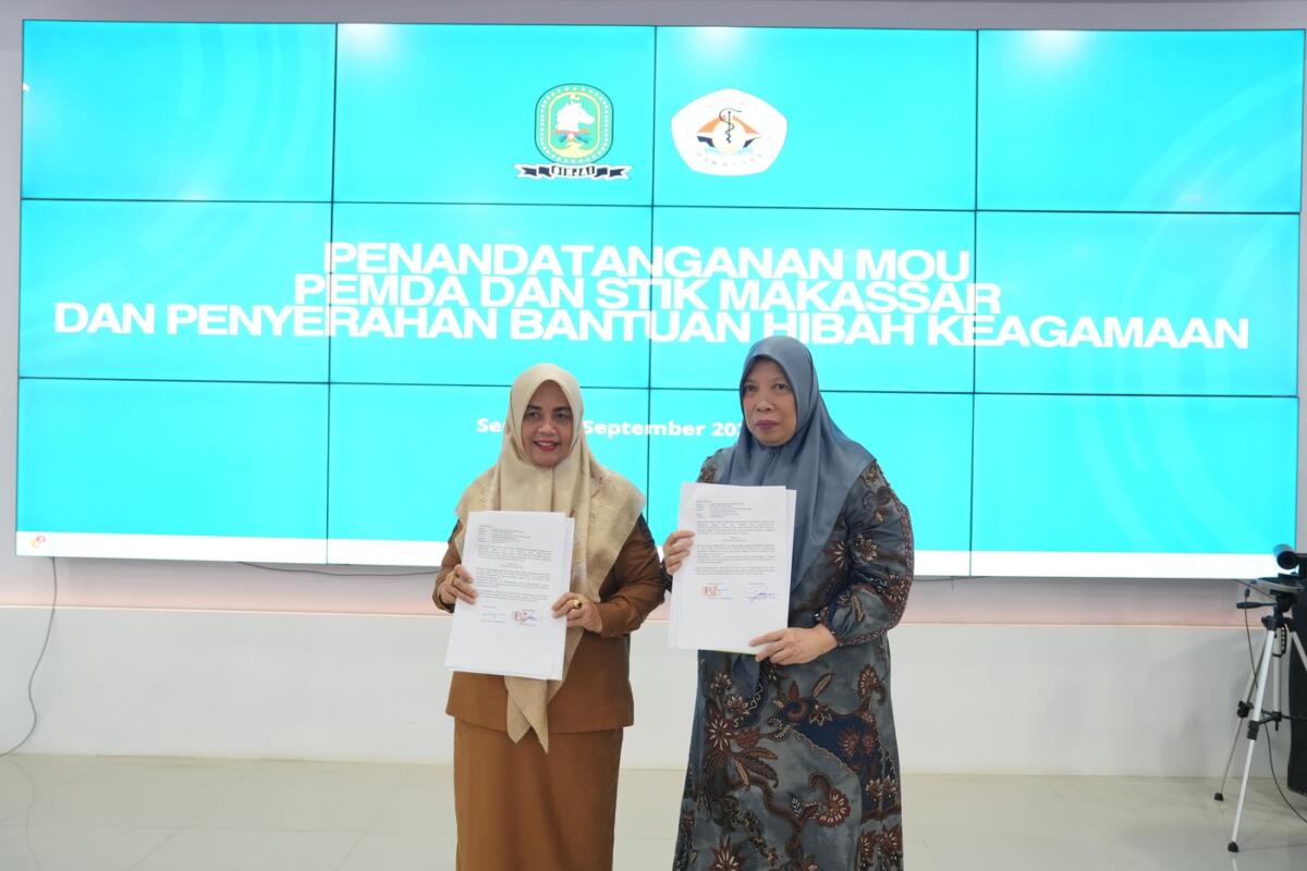 TEKEN -- Bupati Sinjai Hj Ratnawati Arif saat melakukan penandatanganan MoU Tri Dharma Perguruan Tinggi dan Pengembangan Potensi Sumber Daya Daerah, dengan Ketua STIK Makassar di Gedung Command Center Rujab Bupati Sinjai, Senin (22/9) 
