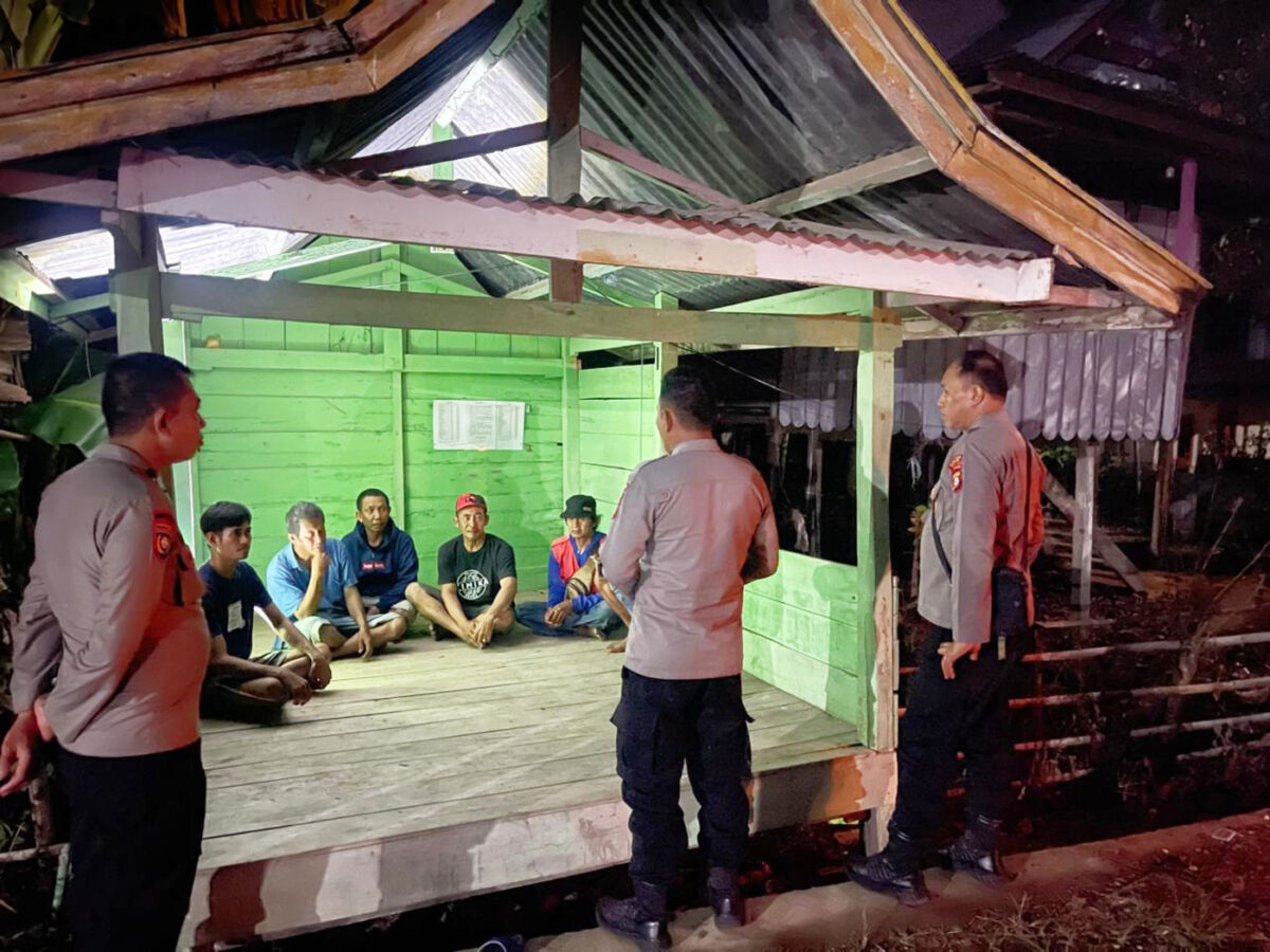 SAMBANG -- Satuan Binmas Polres Soppeng melaksanakan kegiatan sambang ke Satkamling serta kelompok potensi masyarakat dalam upaya menjaga keamanan dan ketertiban masyarakat pasca unjuk rasa, Senin (8/9) malam.