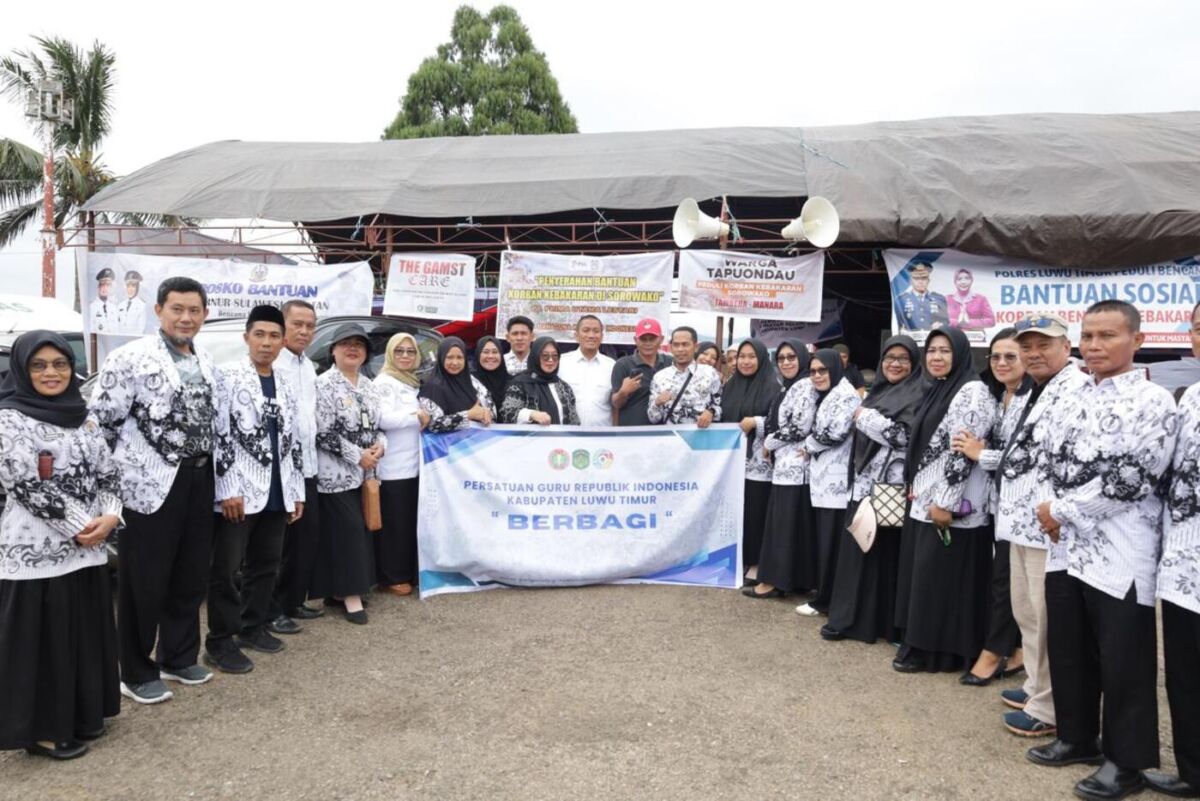 BANTUAN -- Pemkab Soppeng menyalurkan bantuan logistik bagi para pengungsi korban kebakaran di Sorowako, Rabu (3/9).  Bantuan diterima Bupati Luwu Timur, Irwan Bachri Syam didampingi Wakil Bupati Hj. Puspawati Husler.