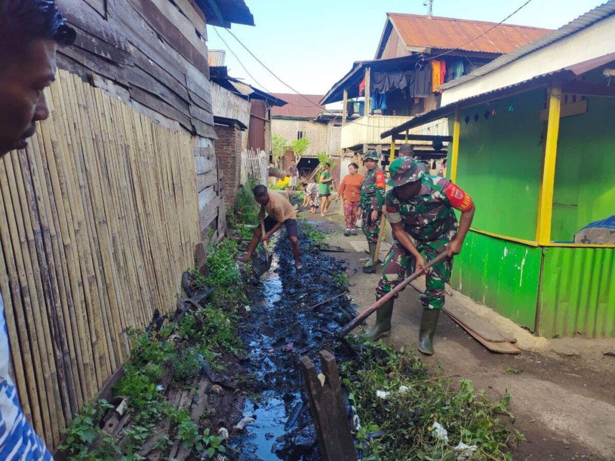 KARYA BAKTI -- Personel Koramil 1424-03 Lilirilau bersama warga Dusun Tanjonge Sumpang Baringeng, Desa Baringeng, Kecamatan Lilirilau, Kabupaten Soppeng melaksanakan kegiatan karya bakti pembersihan saluran air.
Senin (15/9). 