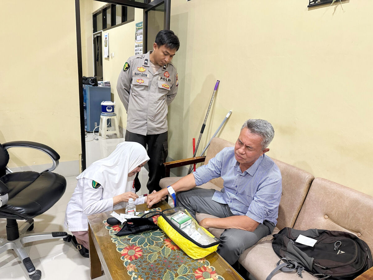 LAYANAN KESEHATAN -- Sidokkes Polres Soppeng melaksanakan pelayanan kesehatan berupa pemberian infus vitamin kepada anggota Sat Intelkam dalam rangka menjaga kesehatan dan kesiapan personel, di ruang SKCK Polres Soppeng. Minggu (14/9).