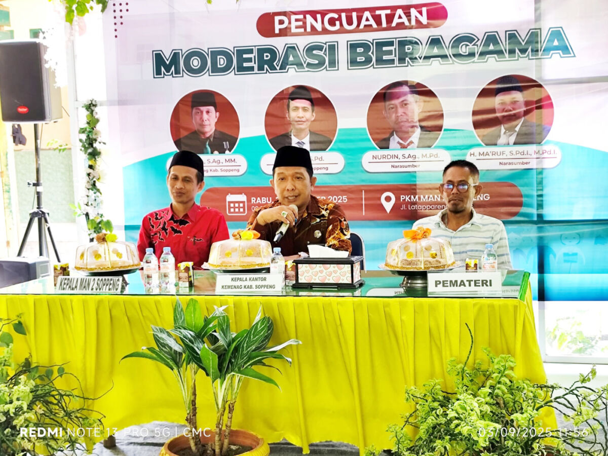 MODERASI -- Kakankemenag Kabupaten Soppeng, H Afdal membawakan materi moderasi beragama pada guru guru Pendidikan Agama Islam dalam acara kelompok kerja guru (KKG)  di Malino Kabupaten Gowa, Sabtu (6/9).  