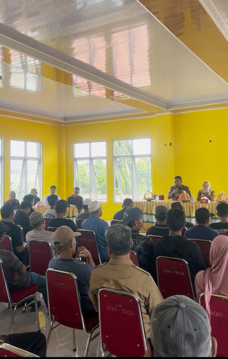SOSIALISASI -- Pemerintah Desa Laringgi bekerjasama PLN Ranting Soppeng menggelar sosialisasi PLN masuk Sawah pada Kelompok Tani se- Desa Laringgi  di Aula Rapat Kantor Desa Laringgi Lantai II Desa Laringgi Kecamatan Marioriawa, Kabupaten Soppeng, Selasa (16/9. 
