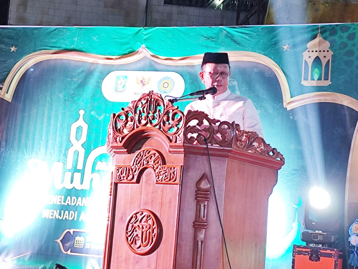 MAULID NABI -- Ustadz Icuk Sugiarto Rifai, Lc tampil sebagai pembawa hikmah maulid Pemkab Soppeng bekerjasama TP PKK dan Baznas Kabupaten Soppeng di Lapangan Gasis Watansoppeng, Sabtu (20/9). 
