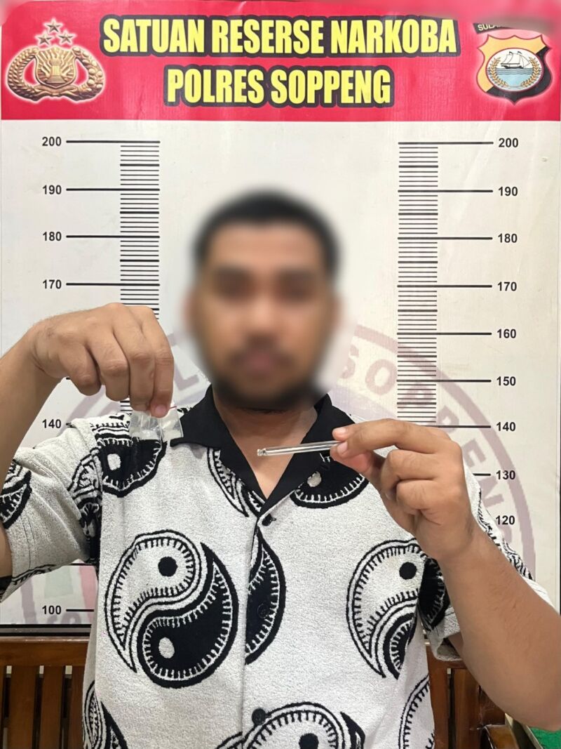 DITANGAP -- Sat Res Narkoba Polres Soppeng mengamankan seorang pria berinisial D (25) dalam kasus peredaran sabu-sabu di BTN Malaka, Kelurahan Lapajung, Kecamatan Lalabata, Kabupaten Soppeng. Penangkapan dilakukan Sabtu (13/9) lalu sekitar pukul 03.30 Wita. 