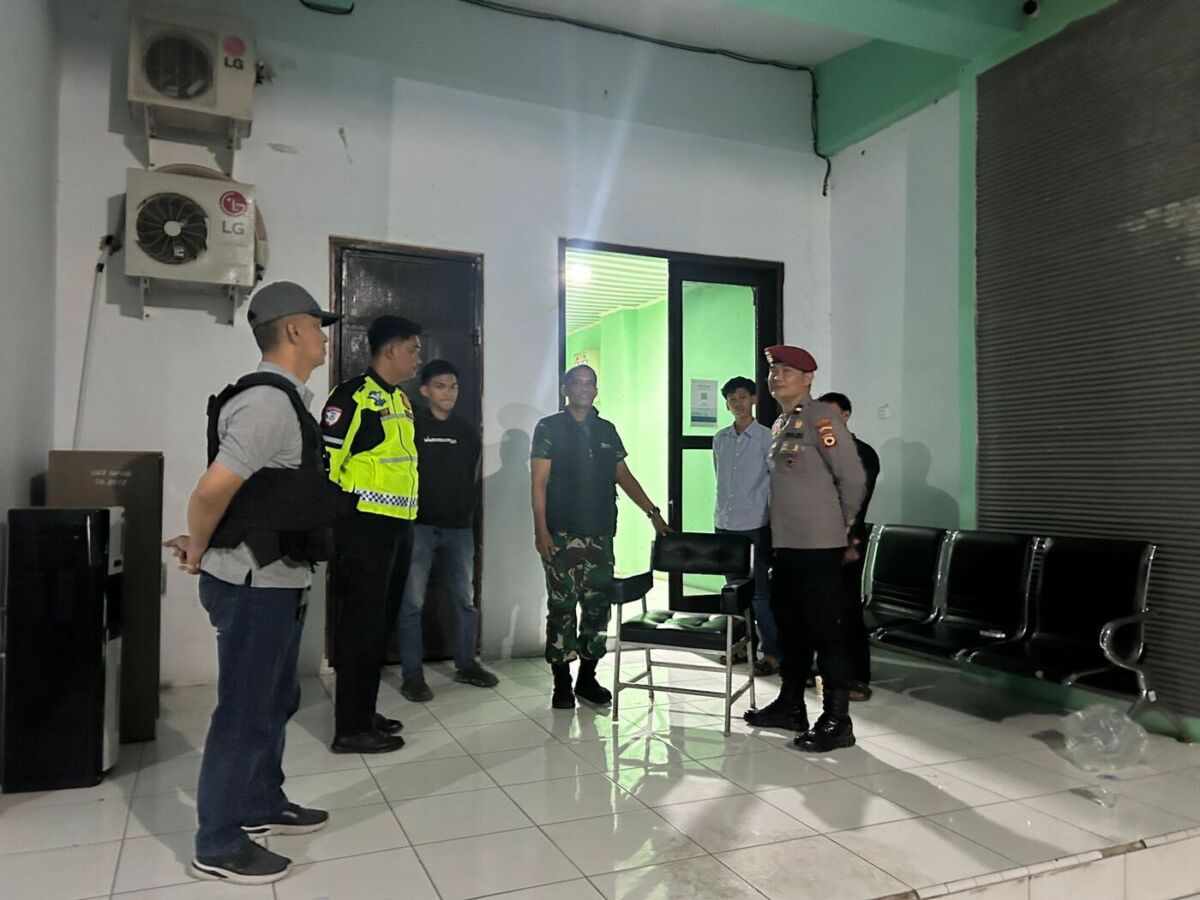 PATROLI -- TNI-Polri Kabupaten Soppeng menggelar patroli gabungan dalam rangka menjaga kondusifitas Harkamtibmas dengan menyasar sejumlah objek vital pemerintahan di Kecamatan Lalabata, Kabupaten Soppeng, Minggu (31/8) malam. 
