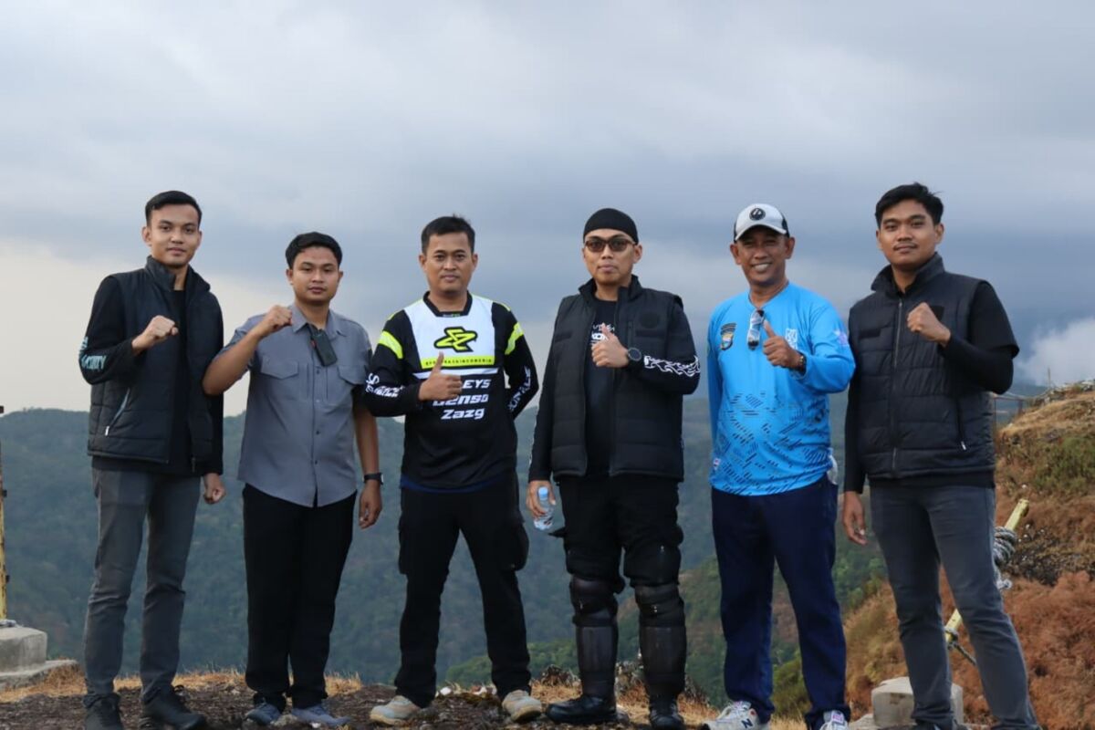 PATROLI -- Kapolres Soppeng AKBP Aditya Pradana bersama unsur Forkopimda Kabupaten Soppeng melaksanakan patroli motor bersama dalam rangka menjaga kondusifitas wilayah dan mempererat silaturahmi, Sabtu (6/'9).
