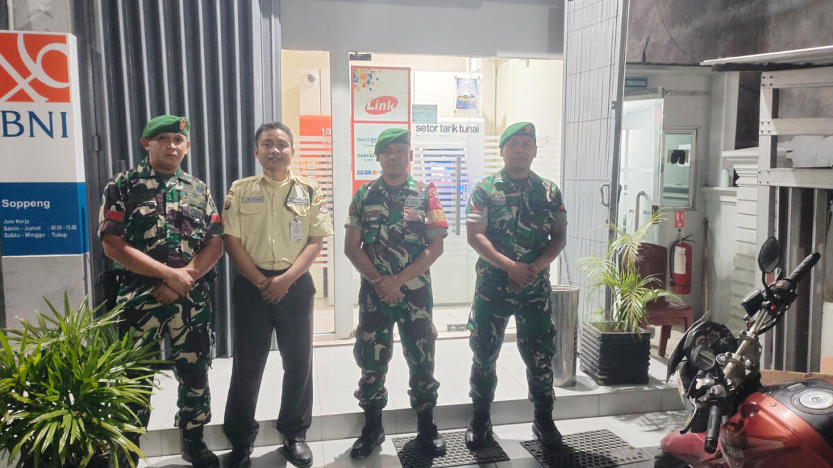 PATROLI -- Personel Koramil 03/Lilirilau Kodim 1423/Soppeng dipimpin Danramil Lettu (Inf) Rusdi melaksanakan patroli keamanan di sekitaran wilayah Kecamatan Lilirilau Kabupaten Soppeng untuk menciptakan situasi kondisi yang aman bagi masyarakat, Rabu (17/9). 
