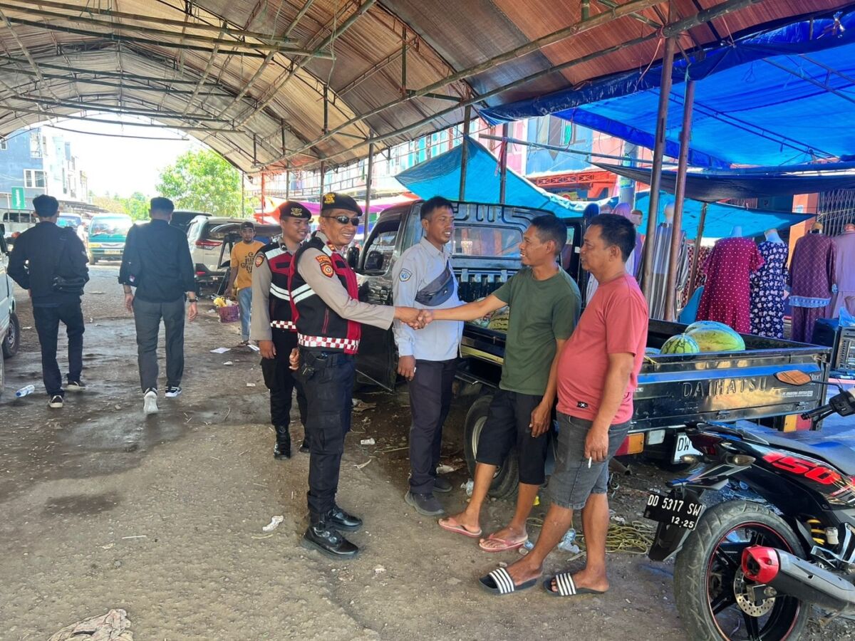 PATROLI -- Regu Patroli Perintis Presisi Satuan Samapta Polres Soppeng melaksanakan patroli rutin dalam rangka menjaga keamanan dan ketertiban masyarakat (Harkamtibmas) di wilayah hukum Polres Soppeng, Senin (15/9). 
