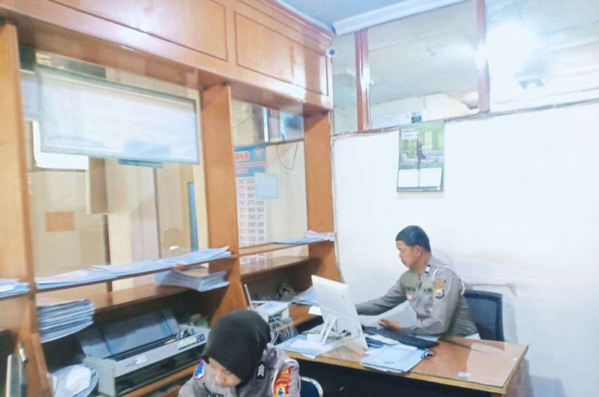 PELAYANAN -- Sat Lantas Polres Soppeng memberikan pelayanan terbaik bagi masyarakat melalui kegiatan pelayanan publik di Kantor Samsat dan Polres Soppeng,  Kamis (11/9). 