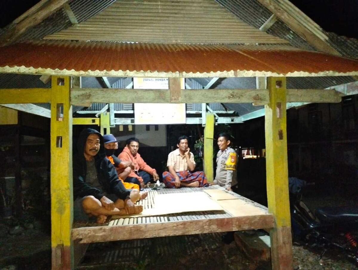 AKTIFKAN -- Bhabinkamtibmas Polres Soppeng melakukan kegiatan sambang sekaligus memberikan himbauan kepada masyarakat untuk mengaktifkan kembali Siskamling dalam rangka menjaga situasi Kamtibmas, Senin (22/9).
