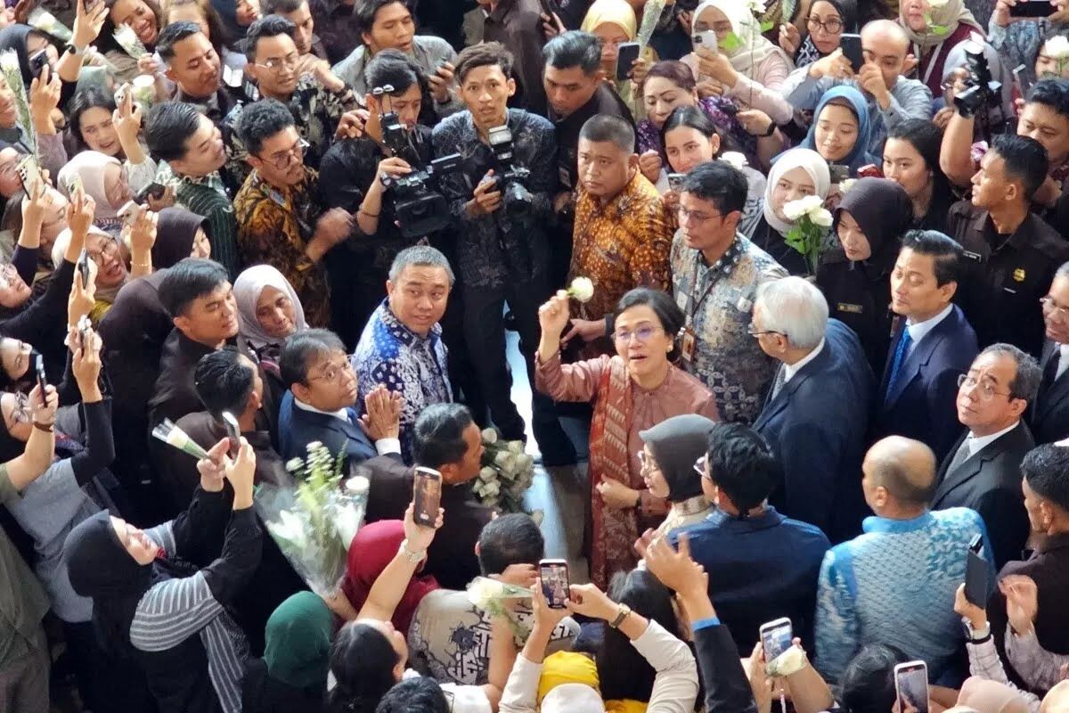 Sri Mulyani Indrawati berada di tengah kerumunan menyalami para pegawai Kementerian Keuangan, di Gedung Juanda I, Kemenkeu, Jakarta, Selasa (9/9). (Agas Putra Hartanto/Jawa Pos)