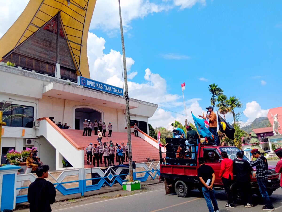 UNJUKRASA -- KAMT yang merupakan gabungan sejumlah organisasi dari GMNI, PMKRI, GMKI, dan IPSIM menggelar aksi unjukrasa di Gedung DPRD Tana Toraja, Selasa (9/9). 