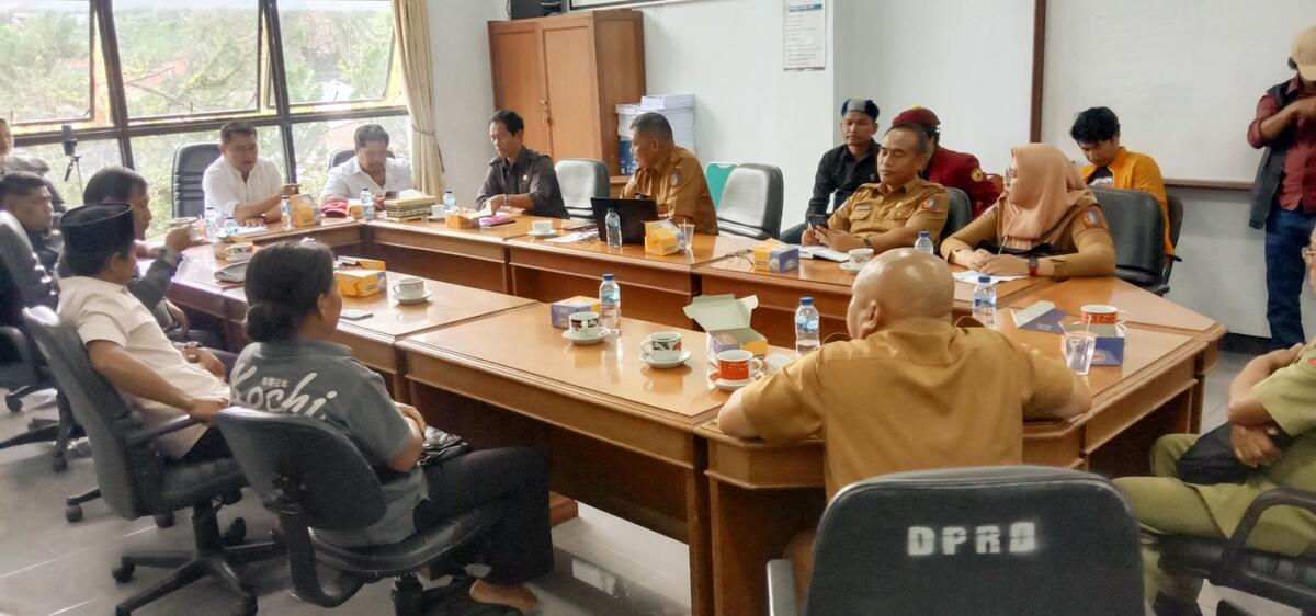 MURKA -- Komisi I DPRD Tana Toraja menggelar rapat dengar pendapat (RDP) dengan Dinas Pendidikan Tana Toraja bahas nasib tiga orang guru SDN 3 Mappak di Lembang Dewata, Kecamatan Mappak yang tidak menerima tunjangan khusus daerah terpencil selama enam bulan, Selasa (16/9).  
