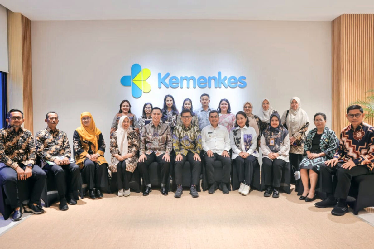 BERTEMU MENKES -- Bupati Tana Toraja, Zadrak Tombeg menemui Menteri Kesehatan Budi Gunadi Sadikin di Gedung Kemennkes Jakarta, Selasa (9/9). 
