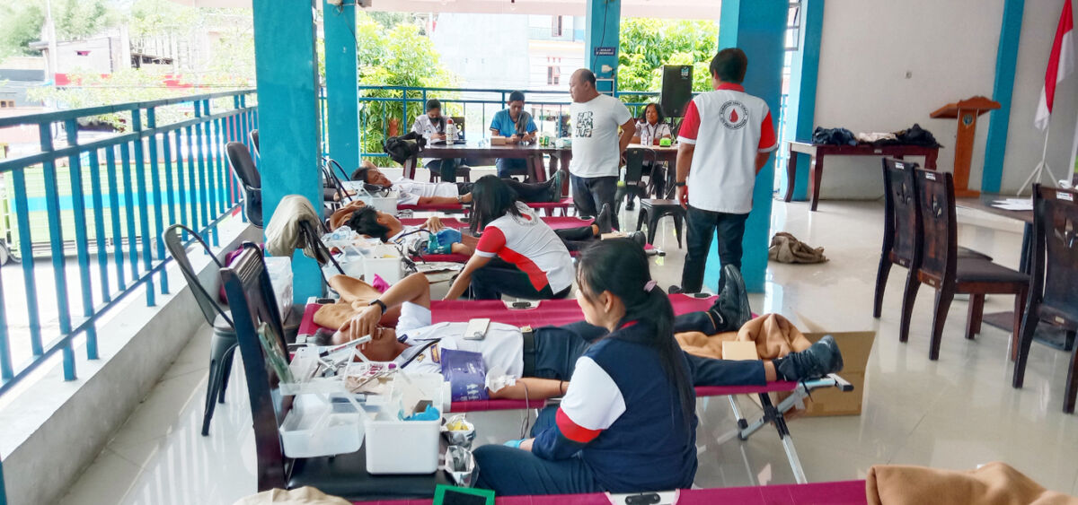 DONOR DARAH -- Baksos donor darah digelar dalam rangkaian Hari Perhubungan Nasional (Harhubnas) di Terminal, Kampen Makale Senin (19/9) berhasil mengumpulkan 20 kantong darah.  
