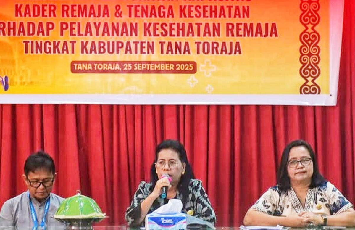 REMAJA KESEHATAN -- Plt Kepala Dinas Kesehatan Tana Yosefina Toraja Rombetasik Toraja foto bgersama dengan pimpinan LKMN dan perwakilan Unicef dalam rangka peningkatan kapasitas remaja dan petugas kesehatan di Aula Paroki Makale baru-baru ini.