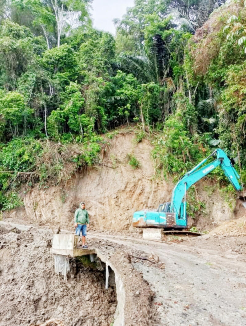 BERSIHKAN LONGSOR -- Kawasan yang menjadi titik longsor dan berhasil dilakukan evakuasi oleh pihak Dinas PUTR dan komisi III DPRD Tator. Komisi III mengerahkan sejumlah alat berat.
