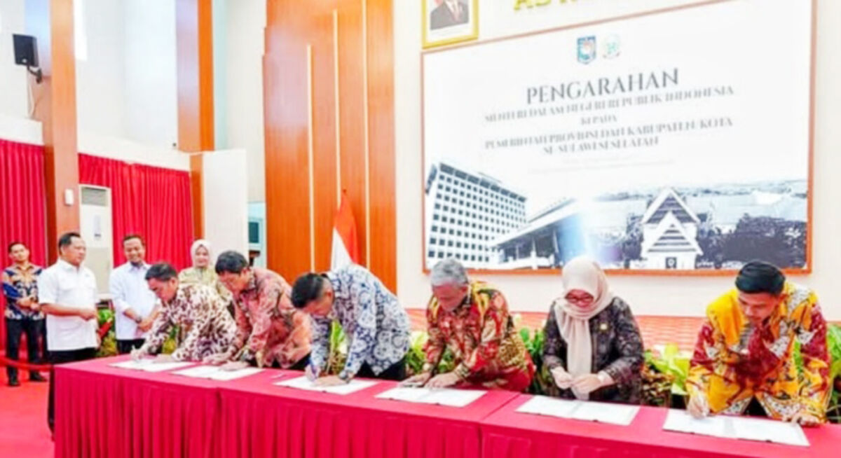 KERJASAMA -- Pemkab Tator diwakili Bupati Tana Toraja, Zadrak Tombeg meneken kesepakatan bersama dengan Pemprov Sulsel terkait pelaksanaan subsidi layanan transportasi guna mendukung konektivitas transportasi di wilayah Sulawesi Selatan baru-baru ini. 
