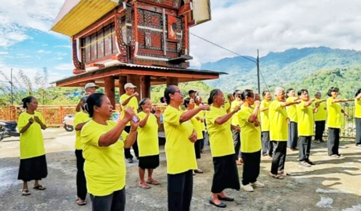 RESMI BUKA -- Ketua TP PKK Tana  Toraja, Erni Yetti Riman membuka secara resmi sekolah Lansia di Lembang Ratte Tallonge, Kecamatan Saluputti, Senin (15/9).  
