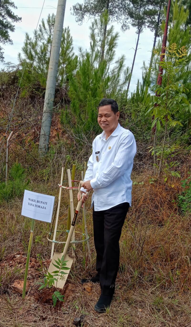 TANAM POHON -- Wabup Tana Toraja Erianto L Paundanan melakukan penanaman pohon di Hari Perhubungan Nasional (Harhubnas) di jalan masuk bandara Toraja Airport, Rabu (17/9). 
