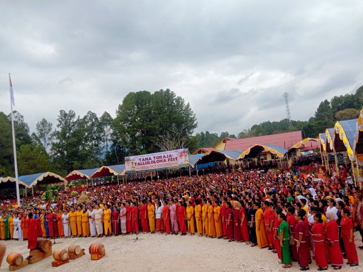 PADATI LOKASI -- Antusias ribuan warga dari 19 kecamatan memadati Lapangan To' Bone, Makale menyaksikan Hari Jadi Toraja ke-778 dan HUT ke-68 Tana Toraja, Senin (1/9). 
