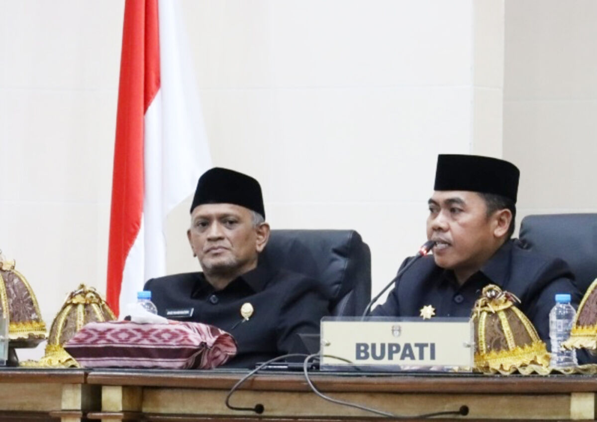 DUKUNG ASPIRASI -- Bupati Wajo Andi Rosman dan Wabup Baso Rahmanuddin mengajak elemen masyarakat dan mahasiswa tidak melakukan aksi anarkis saat berdemonstrasi. Aksi demonstrasi digelar di Gedung DPRD Wajo, Senin (1/9).
 