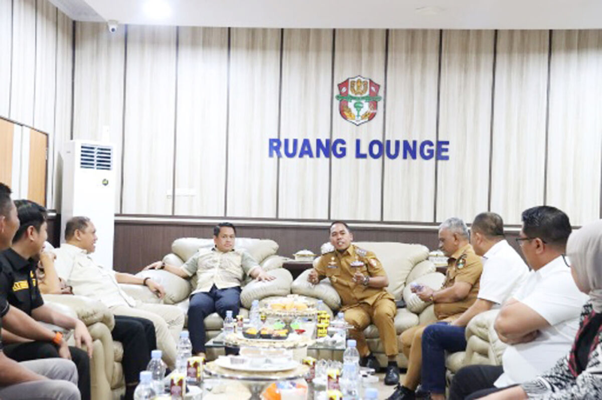 KUNKER -- Bupati Wajo, Andi Rosman menerima kunjungan kerja Wakil Ketua dan Komisi D DPRD Sulsel Sufriadi Arif di Ruang Lounge Kantor Bupati Wajo, Senin (15/9).
