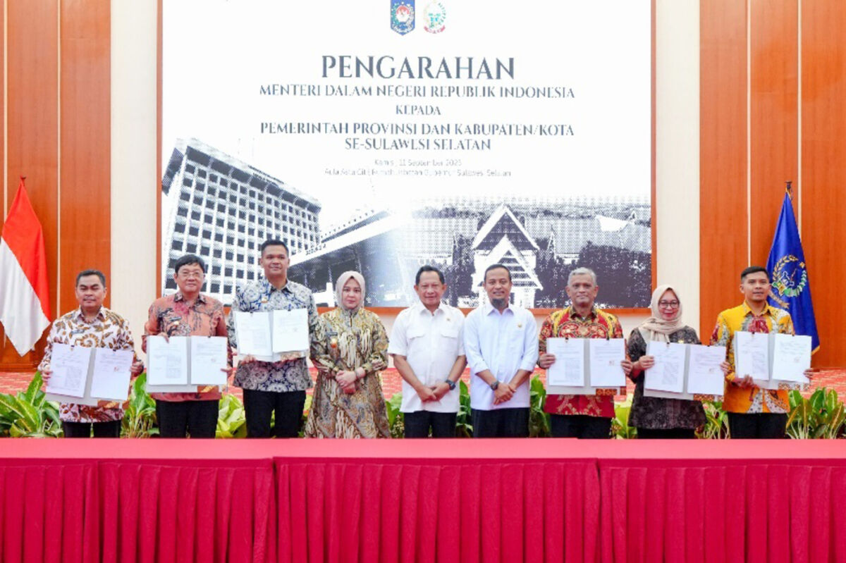 HADIR -- Wakil Bupati Wajo, Baso Rahmanuddin (ketiga dari kanan) saat hadiri pengarahan Menteri Dalam Negeri (Mendagri) RI, Muhammad Tito Karnavian di Baruga Asta Cita, Rumah Jabatan Gubernur Sulawesi Selatan baru-baru ini. 