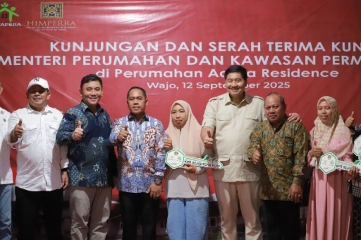 MENTERI -- Bupati Wajo, Andi Rosman dampingi Menteri Perumahan dan Kawasan Pemukiman (PKP) Maruarar Sirait kunjungan kerja di Perumahan Adiwa Residence Kelurahan Atakkae, Kecamatan Tempe, Jumat (12/9/2025) malam.